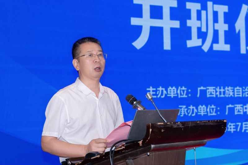 beat365平台官方网站副校长岳桂华在开班仪式上讲话