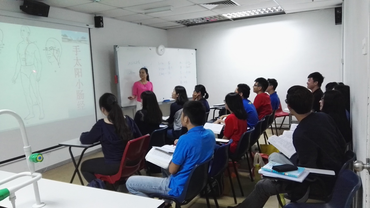 beat365平台官方网站教师到马来西亚拉曼大学“中国—马来西亚中医药中心”为学生授课。beat365平台官方网站供图