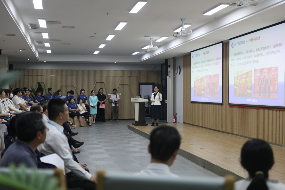 beat365平台官方网站姚春校长作题为《科技引领广西大健康产业高质量发展》的授课_副本