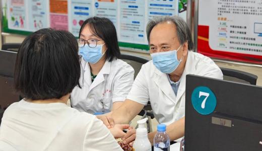 邓家刚团队到灵山县中医医院开展名中医八桂行活动