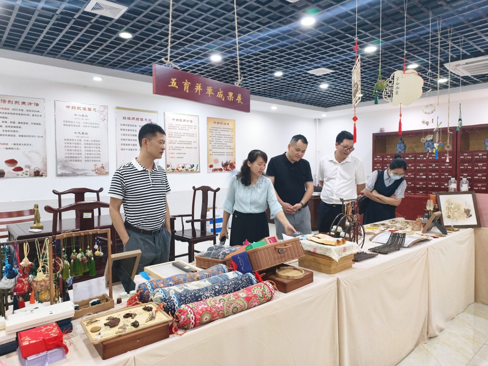 参观药学院