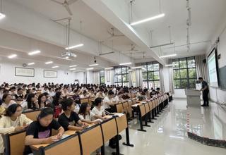 药学院召开2026届毕业生年级大会